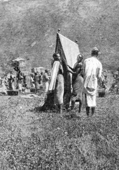 Allestimento del campo alla fine di una giornata di marcia, da un articolo intitolato Alle Montagne della Luna pubblicato in The Graphic 27 ottobre 1906 da English Photographer